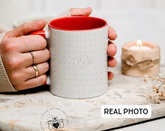 Maqueta de taza roja de 11 onzas con detalles en foto real. Maqueta de taza roja de 11 onzas. Maqueta de taza roja de 11 onzas. Maqueta de Photoshop Smart Mock Photopea PSD.