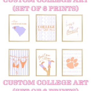 Pode incluir: Um conjunto de seis impressões de arte universitária personalizadas em molduras douradas. As impressões apresentam gráficos em roxo claro e laranja, incluindo um mapa estadual, códigos postais, texto de mascote, um biquíni e botas de cowboy.