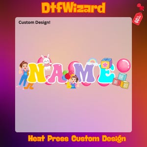 Peut inclure: Une conception personnalisée avec le mot "NAME" en lettres bulles, intégrant des personnages de dessins animés et des éléments ludiques comme un arc-en-ciel, des ballons et des blocs de construction. Le design est sur un fond dégradé avec le texte "Custom Design!" et "Heat Press Custom Design".