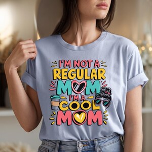 クールなママのシャツ、面白いママへのギフト、母の日シャツ、私は普通のママではありません、ママライフTシャツ、ママのためのかわいいグラフィックTシャツ