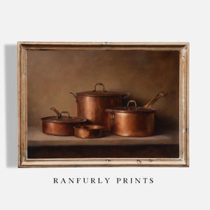 Pode incluir: Uma impressão emoldurada com utensílios de cozinha de cobre. A imagem mostra uma coleção de panelas e frigideiras de cobre com tampas e alças, dispostas em uma prateleira contra um fundo marrom quente. A impressão tem uma estética vintage.