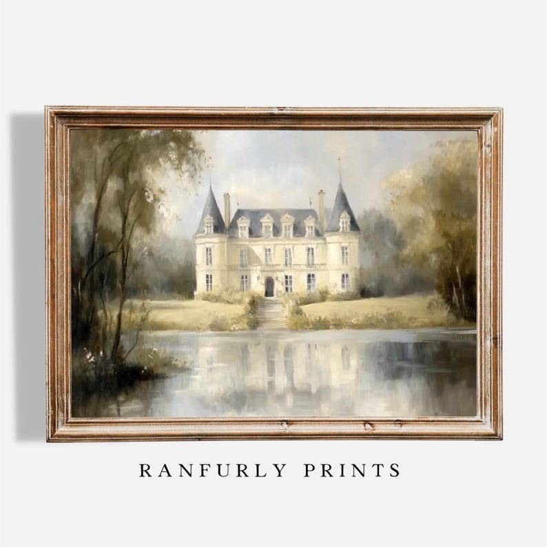 K&ouml;nnte beinhalten: Ein Gem&auml;lde, das ein wei&szlig;es Schloss mit einem grauen Dach zeigt, umgeben von B&auml;umen und einem reflektierenden Teich. Das Schloss hat ein symmetrisches Design mit mehreren Fenstern und einem zentralen Eingang. Das Gem&auml;lde ist in einem hellbraunen Holzrahmen gerahmt.