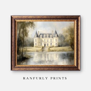 K&ouml;nnte beinhalten: Ein Gem&auml;lde, das ein wei&szlig;es Schloss mit einem grauen Dach zeigt, umgeben von B&auml;umen und einem See. Das Schloss hat ein symmetrisches Design mit mehreren Fenstern und einem zentralen Eingang. Der See spiegelt das Schloss und die umliegenden B&auml;ume wider.