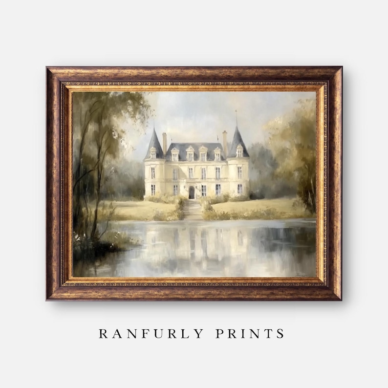 K&ouml;nnte beinhalten: Ein Gem&auml;lde, das ein wei&szlig;es Schloss mit einem grauen Dach zeigt, umgeben von B&auml;umen und einem See. Das Schloss hat ein symmetrisches Design mit mehreren Fenstern und einem zentralen Eingang. Der See spiegelt das Schloss und die umliegenden B&auml;ume wider.