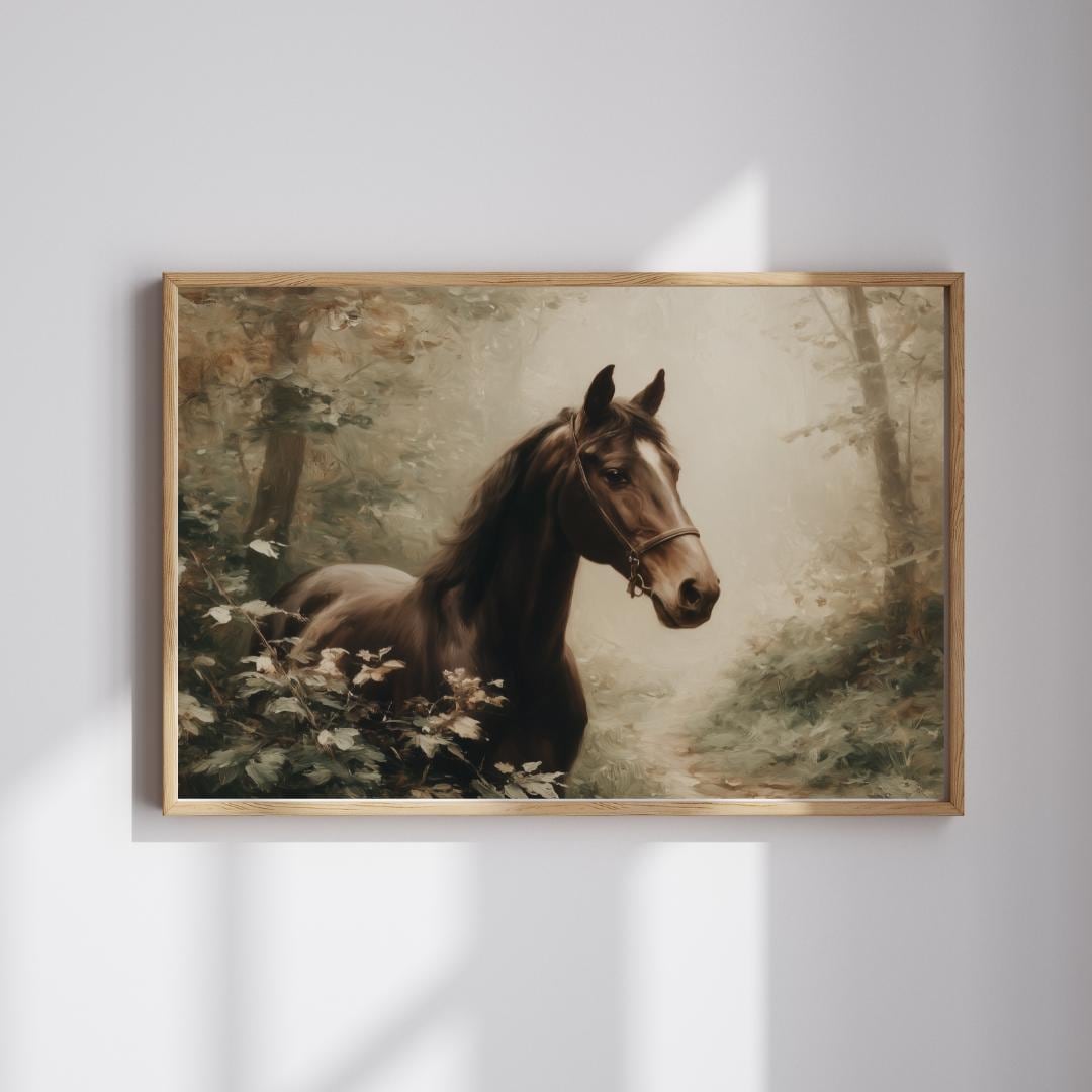 森の中の暗い馬のプリント – ムーディーな森の乗馬アート、デジタル