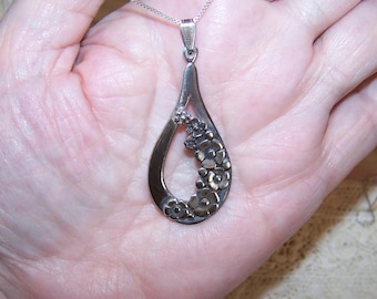Vintage Sterling Silver Teardrop Pendant with Florals (7890RV/Q)