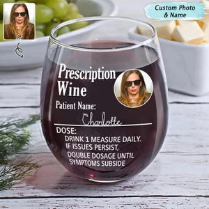 Może przedstawiać: Szklanka do wina z przezroczystego szkła wypełniona czerwonym winem. Szklanka ma biały wzór z napisem "Prescription Wine" z miejscem na zdjęcie i imię. Tekst zawiera również "Imię pacjenta: Charlotte" i "Dawka: Pić 1 miarę dziennie. Jeśli problemy się utrzymują, podwoić dawkę, aż do ustąpienia objawów."
