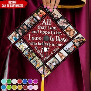 Op de afbeelding: Een rode afstudeerhoed met een collage van foto's en de tekst "All that I am and hope to be, I owe to those who believe in me. Brittany Class of 2025".