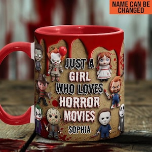 Puede incluir: Una taza de cerámica roja y marrón con asa e interior rojos. La taza presenta personajes de películas de terror y el texto "JUST A GIRL WHO LOVES HORROR MOVIES" con un nombre personalizado. El diseño incluye goteos de sangre.