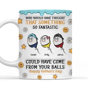 Könnte beinhalten: Ein weißer Keramikbecher mit einem hellblauen Tropfrand-Design. Er zeigt drei Zeichentrickfiguren mit den Namen Daniel, Emily und James darunter. Der Text lautet: WHO WOULD HAVE THOUGHT THAT SOMETHING SO FANTASTIC COULD HAVE COME FROM YOUR BALLS Happy Father's Day, umgeben von gelben Sternen, lächelnden Gesichtern und weißen Blumen.