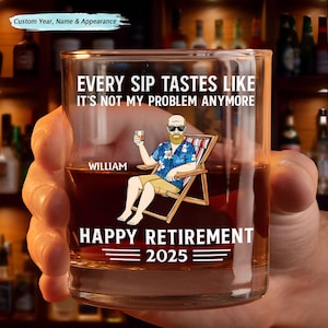 Könnte beinhalten: Ein klares Glas mit dem Text "Every sip tastes like it's not my problem anymore" und "Happy Retirement 2025". Eine Cartoon-Illustration eines Mannes in einem Hawaiihemd, der auf einem Strandstuhl mit einem Getränk in der Hand sitzt, befindet sich in der Mitte des Glases.