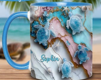 Może przedstawiać: Ceramiczny kubek z niebieskim uchwytem i obramowaniem, z motywem niebieskich żółwi morskich, muszli i rozgwiazd na tle różowego, niebieskiego i złotego marmuru. Na kubku widnieje imię "Sophia". U góry znajduje się napis "Name can be changed".