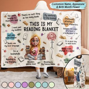 Puede incluir: Una manta de lectura con capucha blanca con el texto "THIS IS MY READING BLANKET" y citas e ilustraciones relacionadas con libros. La manta presenta una ilustración de dibujos animados de una niña rodeada de libros.