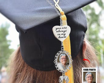 Ciondolo personalizzato con nappa e foto a forma di ali d'angelo per la laurea, regalo commemorativo di laurea per lei, nappa commemorativa di laurea 2026 per il cappello di laurea.