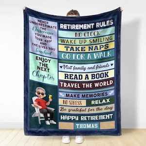 Könnte beinhalten: Marineblaue Fleece-Decke mit dem Text "Retirement Rules" und einer Liste von Ruhestandsaktivitäten. Die Decke zeigt eine Cartoon-Illustration einer Person in einem Stuhl, die ein Getränk hält. Die Decke ist mit dem Namen "Thomas" personalisiert.