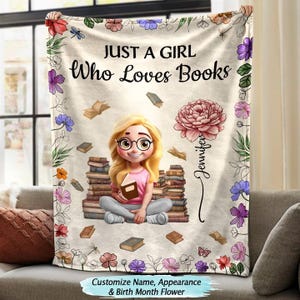 Może przedstawiać: Kremowy koc z napisem "JUST A GIRL Who Loves Books" i kreskówkową ilustracją dziewczyny z książkami. Koc jest ozdobiony kwiatowymi i książkowymi grafikami. Wyświetlane jest również imię "Jennifer".