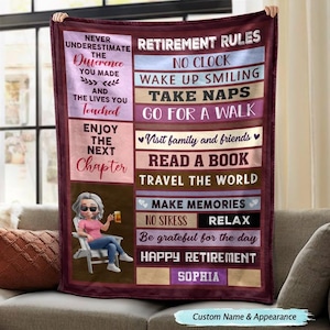 Può includere: Una coperta bordeaux con le parole "Regole per la pensione" e "Buona pensione" in bianco e rosa. La coperta presenta un cartone animato di una donna che si rilassa e il testo "Non sottovalutare mai la differenza che hai fatto."