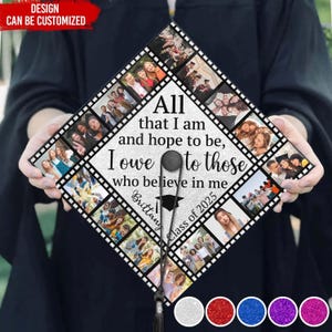 Op de afbeelding: Een afstudeerhoed versierd met een collage van foto's in een filmstripontwerp. De hoed heeft een zwarte kwast en de tekst "All that I am and hope to be, I owe to those who believe in me Brittany Class of 2025".