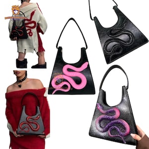 Puede incluir: Bolsos de mano negros con diseños de serpientes en rosa, rojo y morado. Los bolsos tienen forma triangular con una sola asa. El diseño de la serpiente es en relieve y texturizado. Los bolsos se muestran en diferentes colores y estilos.