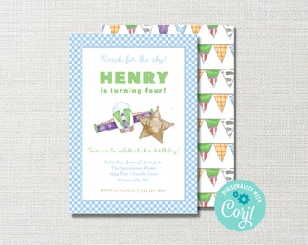 Puede incluir: Una invitación a cuadros azules y blancos con una ilustración de dibujos animados de un avión de juguete y una insignia de sheriff. El texto dice "Reach for the sky! Henry is turning four!" e incluye detalles para una fiesta de cumpleaños.