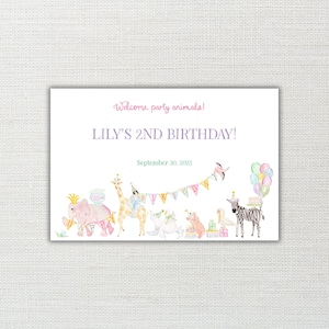 Puede incluir: Tarjeta de invitación rectangular con el texto "Welcome, party animals!" y "LILY'S 2ND BIRTHDAY!" en morado. La parte inferior presenta ilustraciones de animales de fiesta, incluyendo un elefante, una jirafa y una cebra.