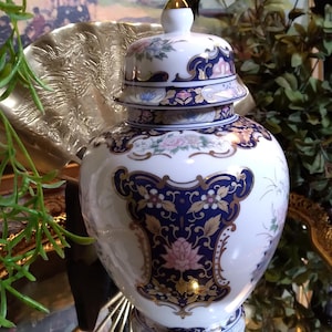 Vintage Toyo Japanese Porcelain Peacock Ginger Jar & Lid