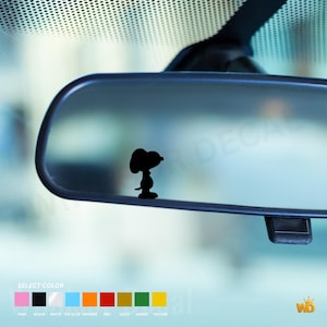 Könnte beinhalten: Ein schwarzer Vinyl-Aufkleber der Zeichentrickfigur Snoopy auf der Oberfläche eines Autospiegels. Unter dem Spiegel befindet sich eine Farbauswahltabelle mit Optionen wie Pink, Schwarz, Weiß, Eisblau, Orange, Rot, Gold, Grün und Gelb.