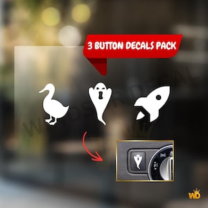 以下が含まれることがあります： アヒル、幽霊、ロケットの白いビニールボタンデカールパック。テキスト「3 BUTTON DECALS PACK」は赤いバナーに表示されます。幽霊のデカールが車のボタンに貼られている様子が写っています。
