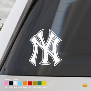 Könnte beinhalten: Ein weißer Vinyl-Aufkleber mit dem ineinandergreifenden NY-Logo auf einer dunklen Glasoberfläche. Unter dem Logo zeigt eine Farbauswahl kleine Quadrate mit den Bezeichnungen Pink, Schwarz, Weiß, Eisblau, Orange, Rot, Gold, Grün und Gelb.