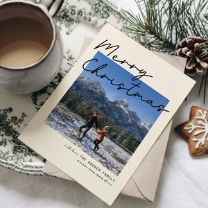 Aangepaste handgeschreven kerstfotokaart - modern minimalistisch kerstontwerp met geruite achterkant, crèmekleurig palet en gepersonaliseerde tekst