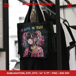 K&ouml;nnte beinhalten: Schwarze Tragetasche mit einer Anime-Illustration eines M&auml;dchens mit rosa und blauen Haaren, das eine rosa Jacke tr&auml;gt. Der Text "IN ANIME, WE TRUST" steht &uuml;ber der Illustration. Die Tasche misst 35,5 cm x 43 cm.
