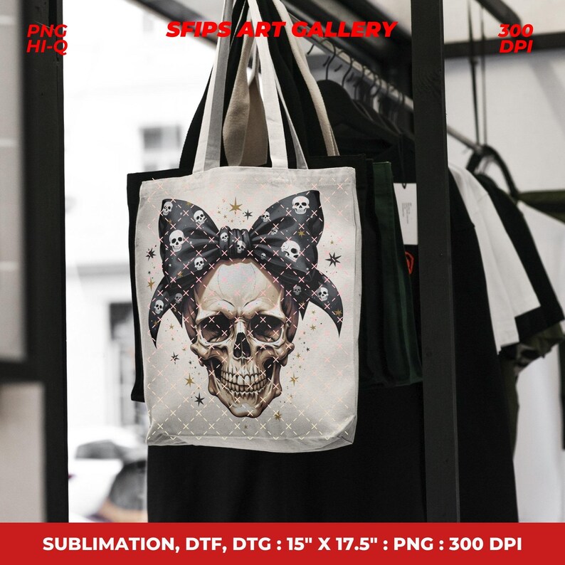 Puede incluir: Un bolso tote blanco con un dise&ntilde;o de calavera y un lazo negro adornado con patrones de calaveras. El bolso, que mide 38 x 44,5 cm, tiene asas negras y se exhibe frente a un perchero. El texto "SFIPS ART GALLERY" es visible.