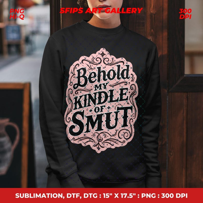 Puede incluir: Sudadera negra con un dise&ntilde;o rosa y blanco que dice "Behold my Kindle of Smut". El dise&ntilde;o est&aacute; en un marco decorativo. La sudadera mide 38 cm x 44 cm y es una imagen PNG.