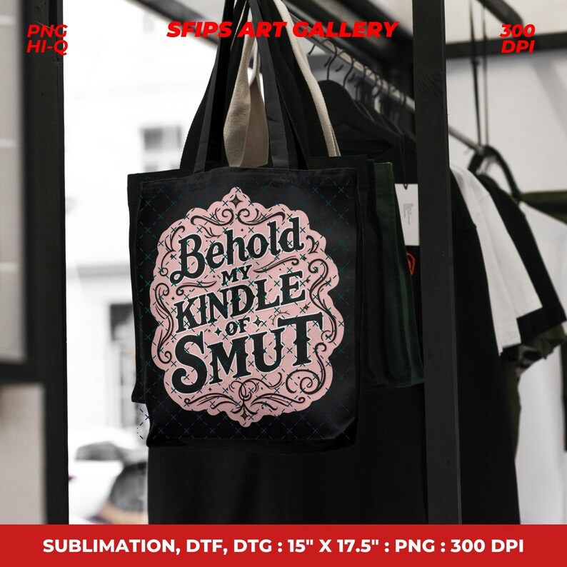Puede incluir: Bolso tote negro con el texto "Behold My Kindle of Smut" en un dise&ntilde;o ornamental rosa y negro. El bolso mide 38 cm de ancho y 44,5 cm de alto. Cuelga de un perchero con otras prendas.