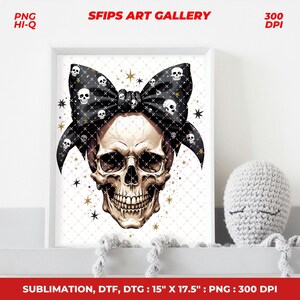 Puede incluir: Una impresi&oacute;n enmarcada con una calavera detallada con un lazo negro adornado con motivos de calaveras. El fondo es de color claro con estrellas doradas. El texto "SFIPS ART GALLERY" est&aacute; en la parte superior. La impresi&oacute;n mide 38 cm x 44 cm.