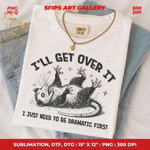 Puede incluir: Camiseta blanca con un gráfico negro de una zarigüeya tumbada boca arriba, con el texto "I'll Get Over It, I Just Need To Be Dramatic First." La camiseta tiene una etiqueta Comfort Colors y se combina con vaqueros azules. Un collar dorado está sobre la camiseta.
