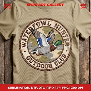 Może przedstawiać: Beżowa koszulka z okrągłą naszywką przedstawiającą lecącego kaczora. Na naszywce widnieje napis "Waterfowl Hunter Outdoor Club". Koszulka ma również napis "SFIPS ART GALLERY".