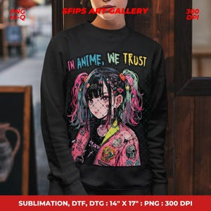 K&ouml;nnte beinhalten: Schwarzes Sweatshirt mit einer Anime-Illustration eines M&auml;dchens mit Z&ouml;pfen und einer rosa Jacke. Der Text "IN ANIME, WE TRUST" steht &uuml;ber der Illustration. Das Sweatshirt hat einen Rundhalsausschnitt. Das Bild ist 35,5 cm x 43 cm gro&szlig;.