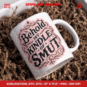 Puede incluir: Taza de cer&aacute;mica blanca con un dise&ntilde;o rosa y negro que dice "Behold My Kindle of Smut". La taza tiene un asa blanca y se presenta en una caja con material de embalaje marr&oacute;n.