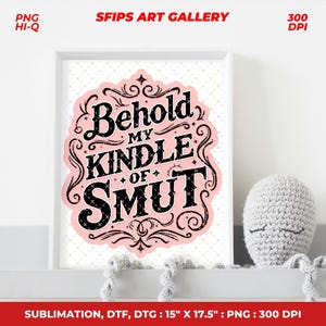 Puede incluir: Una impresi&oacute;n art&iacute;stica enmarcada con el texto "Behold My Kindle of Smut" en escritura negra sobre un fondo rosa. La impresi&oacute;n mide 38 x 44 cm. Un pulpo de ganchillo gris est&aacute; en el estante debajo de la impresi&oacute;n.