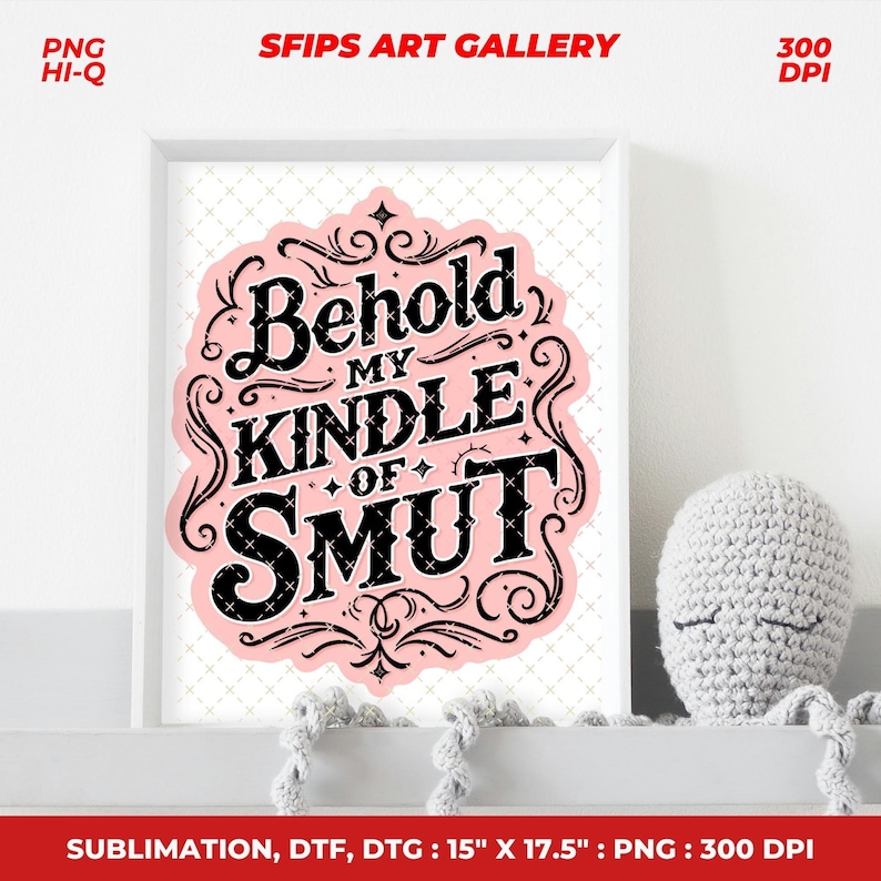 Puede incluir: Una impresi&oacute;n art&iacute;stica enmarcada con el texto "Behold My Kindle of Smut" en escritura negra sobre un fondo rosa. La impresi&oacute;n mide 38 x 44 cm. Un pulpo de ganchillo gris est&aacute; en el estante debajo de la impresi&oacute;n.