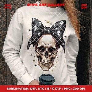 Puede incluir: Sudadera blanca con un gr&aacute;fico detallado de calavera y un lazo negro adornado con motivos de calaveras. El dise&ntilde;o incluye estrellas doradas y el texto "SFIPS ART GALLERY". Dimensiones de la imagen: 38,1 cm x 44,45 cm.