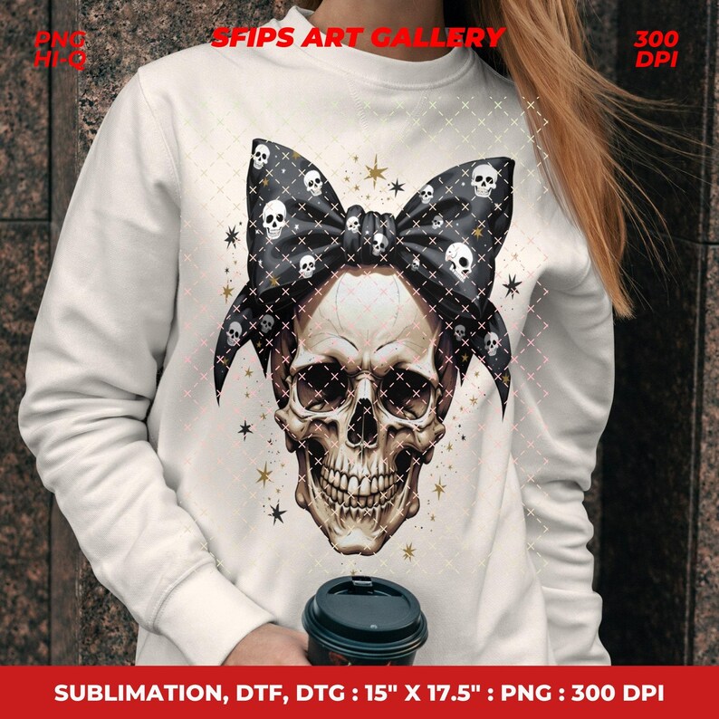 Puede incluir: Sudadera blanca con un gr&aacute;fico detallado de calavera y un lazo negro adornado con motivos de calaveras. El dise&ntilde;o incluye estrellas doradas y el texto "SFIPS ART GALLERY". Dimensiones de la imagen: 38,1 cm x 44,45 cm.