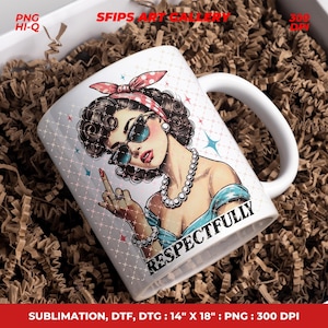 Puede incluir: Taza de cer&aacute;mica blanca con una ilustraci&oacute;n retro de una mujer con gafas de sol y un collar de perlas, mostrando el dedo medio. La taza tiene la palabra "RESPECTFULLY" impresa. La taza est&aacute; rodeada de material de embalaje marr&oacute;n.
