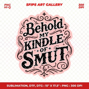 Könnte beinhalten: Ein rosa Aufkleber mit schwarzem Text, der "Behold My Kindle of Smut" lautet. Das Design umfasst dekorative Wirbel und Verzierungen. Der Aufkleber ist 38,1 cm x 44,45 cm groß und eignet sich für Sublimation, DTF und DTG.