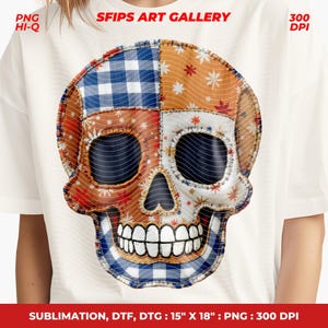 Peut inclure: T-shirt blanc avec un motif de crâne patchwork. Le crâne présente des motifs bleus, oranges et blancs, avec des détails floraux et vichy. Le texte "SFIPS ART GALLERY" est en haut. La conception mesure 38 x 46 cm.
