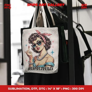 Puede incluir: Bolso tote blanco con una ilustraci&oacute;n retro de una mujer con gafas de sol y un pa&ntilde;uelo de lunares rojos, mostrando el dedo medio. El texto "RESPECTFULLY" est&aacute; debajo. El bolso mide 35,5 cm x 45,7 cm.