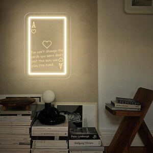 Ace Card Neon Schild, Sie können die Karten, die Ihnen ausgeteilt wurden, nicht ändern, genau so, wie Sie die Hand spielen, Ästhetischer Retro Hauptwanddekor, Mancave Wandkunst
