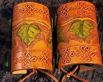 Puños de cuero Protectores de brazos Faerie Elven Leather Ivy Cuffs Small Leather Bracers Festival OOAK