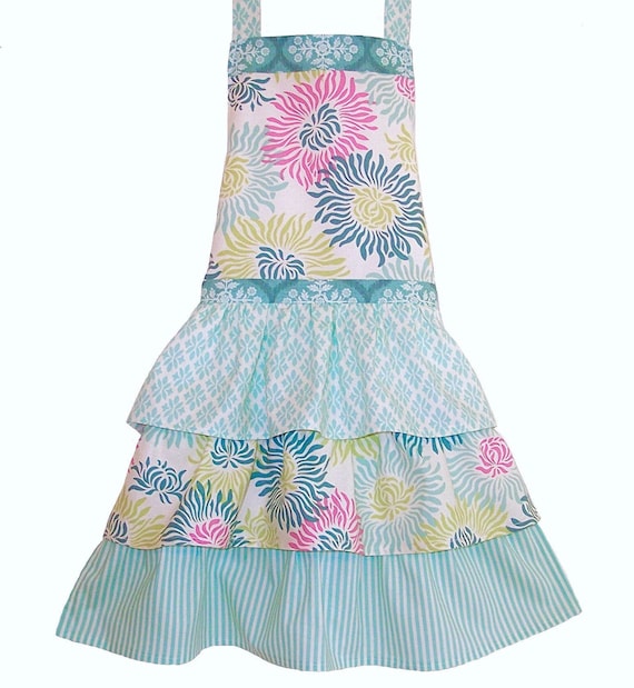 GIRLS APRON pattern ,  Little Girls Ruffle Apron, four sizes included to fit ages 3-10, detailed instructions and photo tutorial included